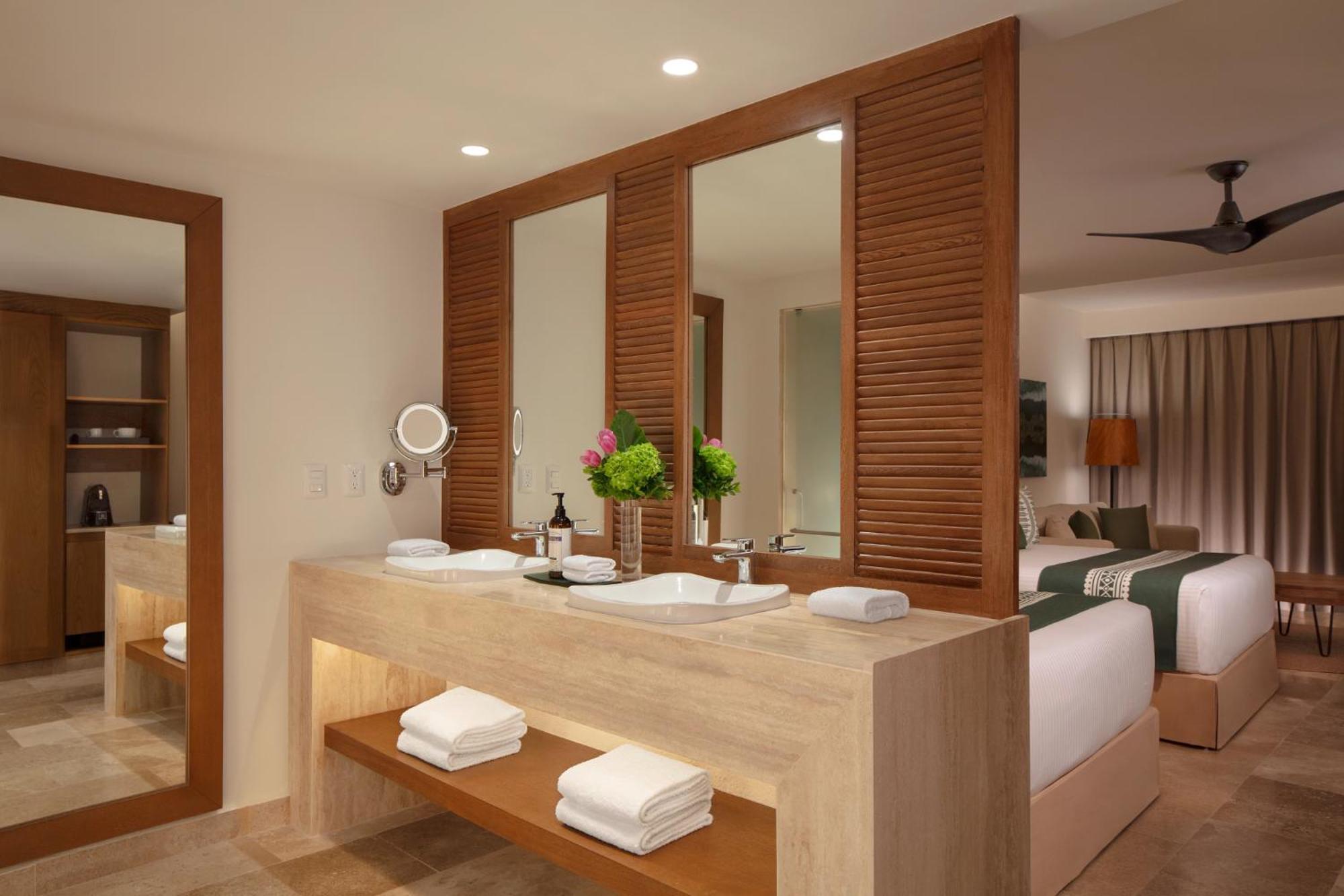 Suite Junior Doble con acceso directo a la piscina y vistas al mar