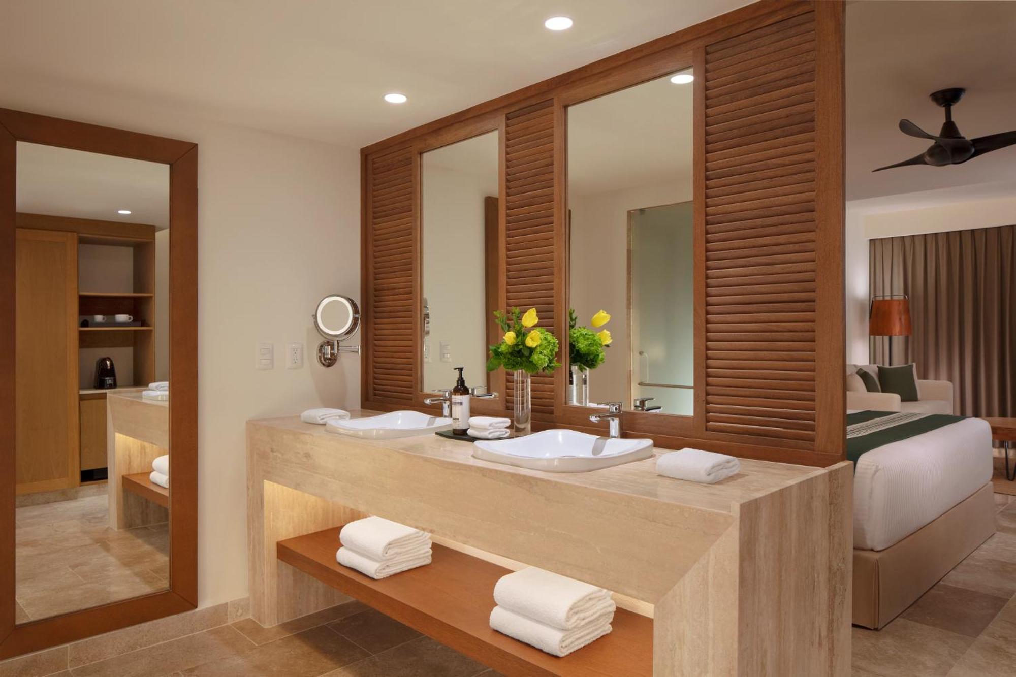 Suite Junior con cama extragrande, acceso directo a la piscina y vistas al mar